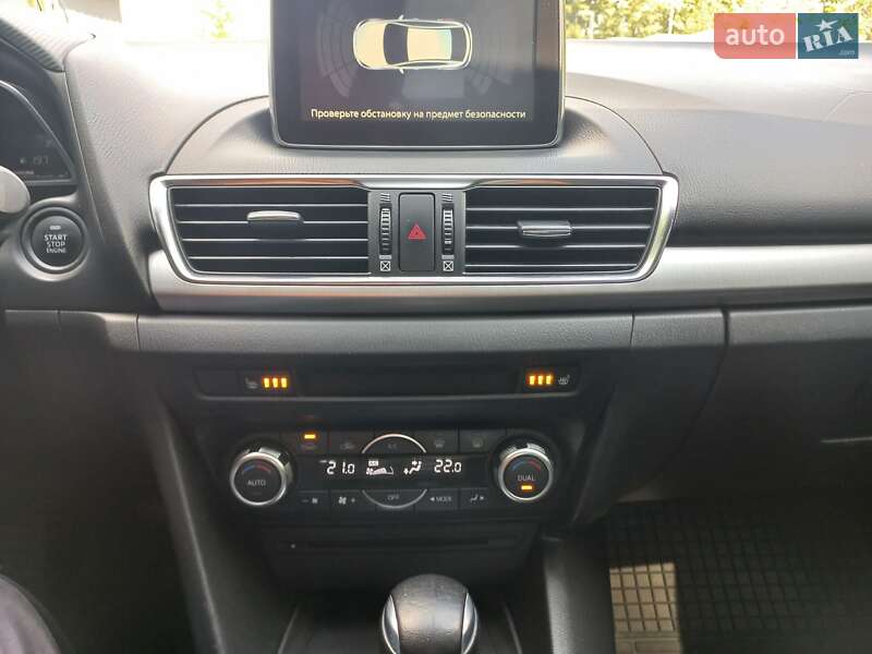 Седан Mazda 3 2016 в Днепре