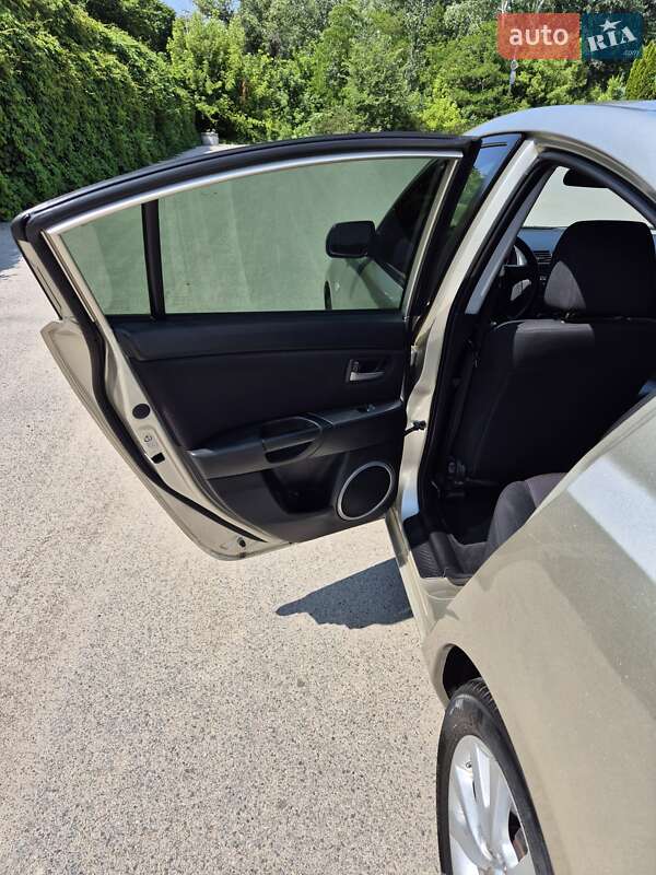 Седан Mazda 3 2006 в Днепре