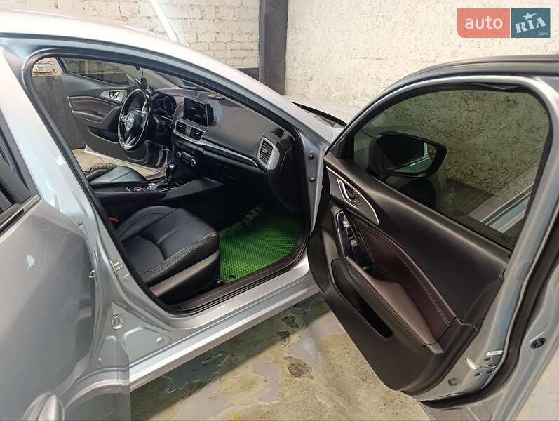 Седан Mazda 3 2016 в Киеве