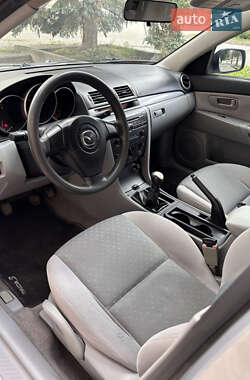 Седан Mazda 3 2004 в 
