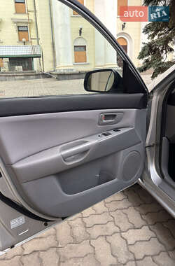 Седан Mazda 3 2004 в 
