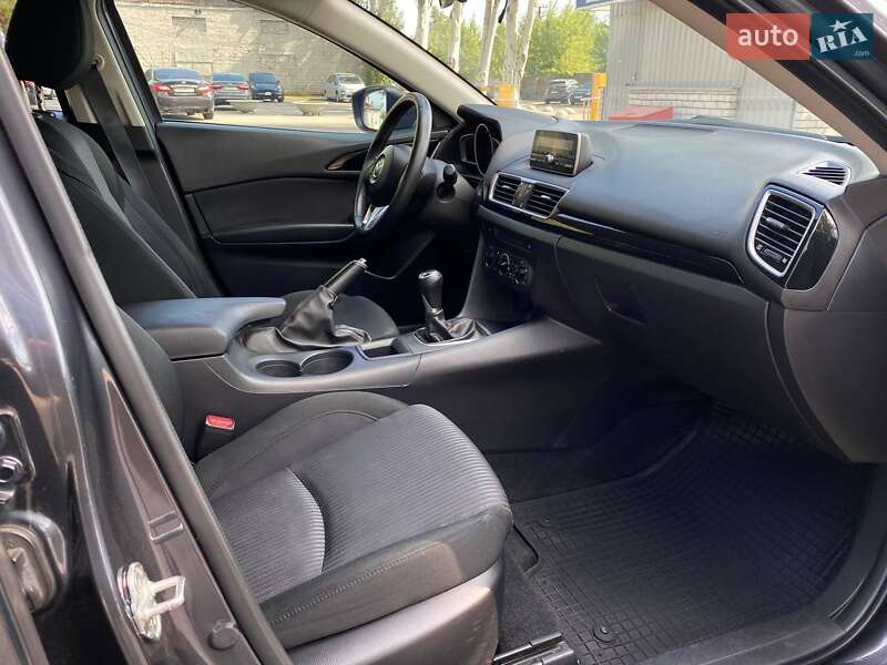 Седан Mazda 3 2015 в Днепре