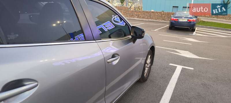 Седан Mazda 3 2016 в Киеве