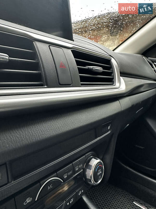 Седан Mazda 3 2016 в Киеве