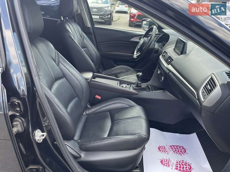 Седан Mazda 3 2018 в Днепре