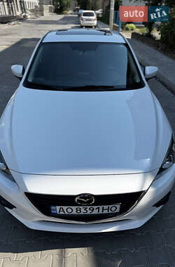 Седан Mazda 3 2015 в Ужгороде