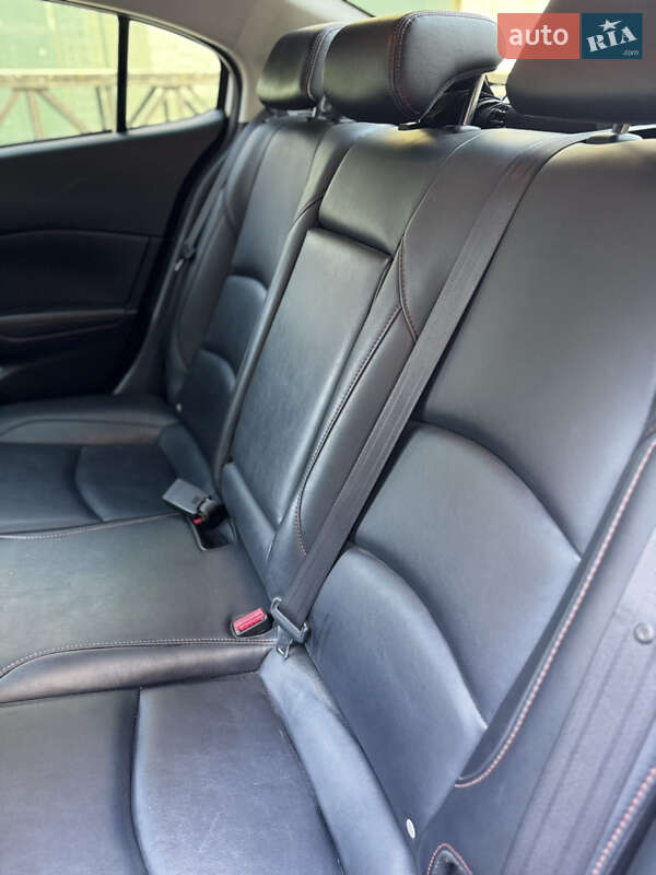 Седан Mazda 3 2015 в Ужгороде