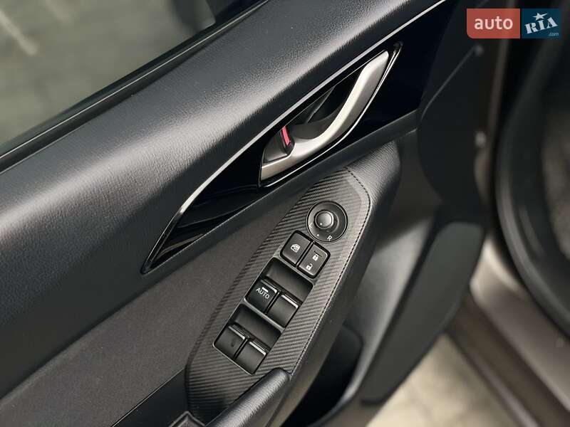 Седан Mazda 3 2013 в Днепре