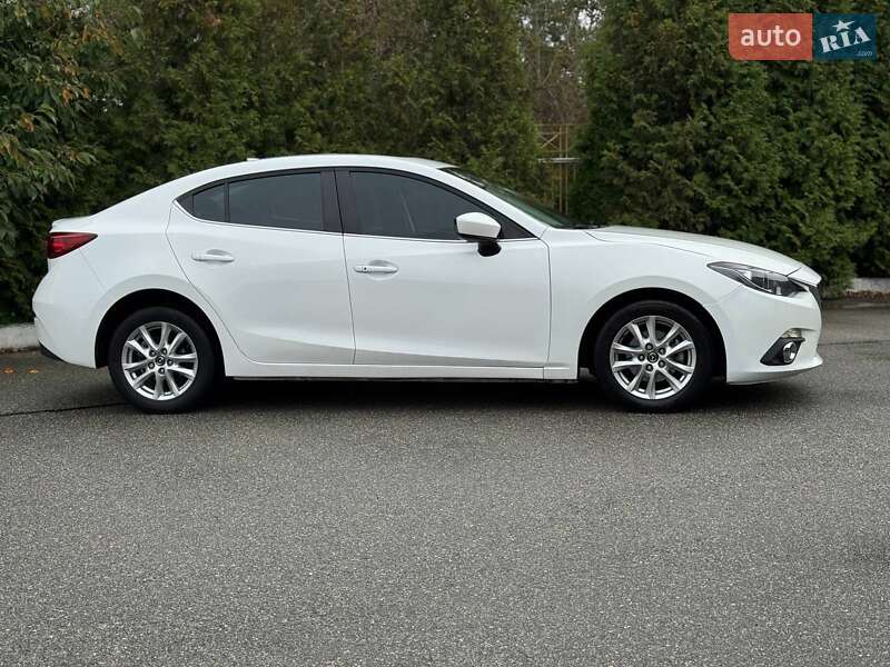 Седан Mazda 3 2015 в Киеве