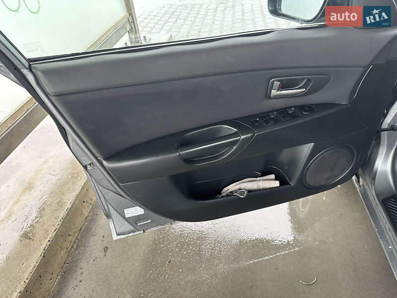 Седан Mazda 3 2004 в Коломые