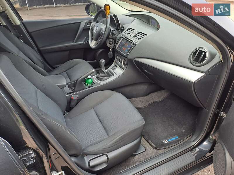 Седан Mazda 3 2010 в Ровно