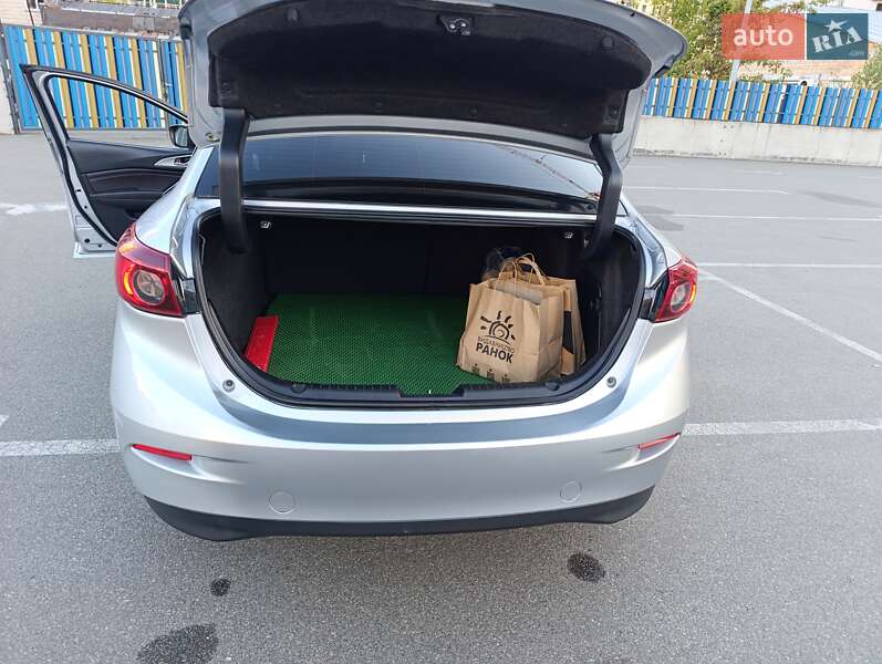 Седан Mazda 3 2016 в Киеве