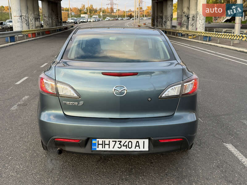 Седан Mazda 3 2011 в  фото Седан Mazda 3 2011 в