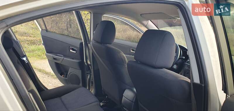 Седан Mazda 3 2004 в Калуше