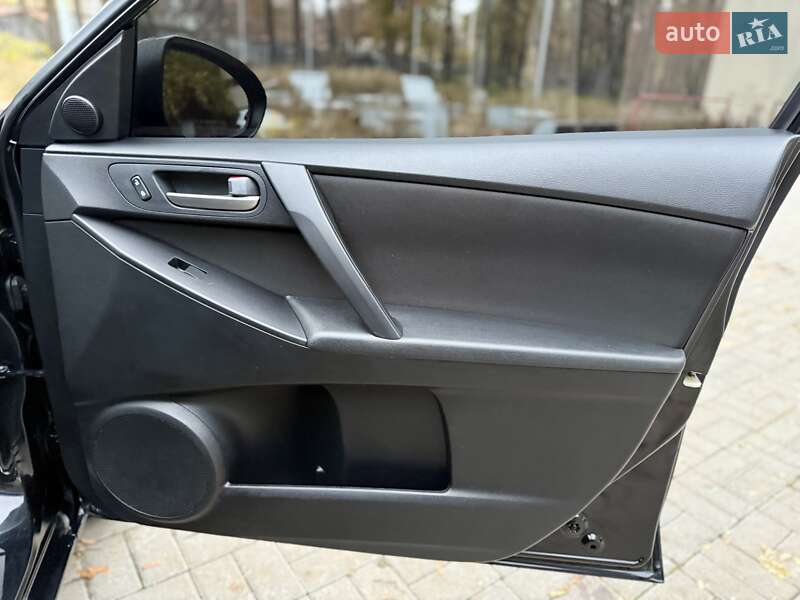 Седан Mazda 3 2013 в Дніпрі