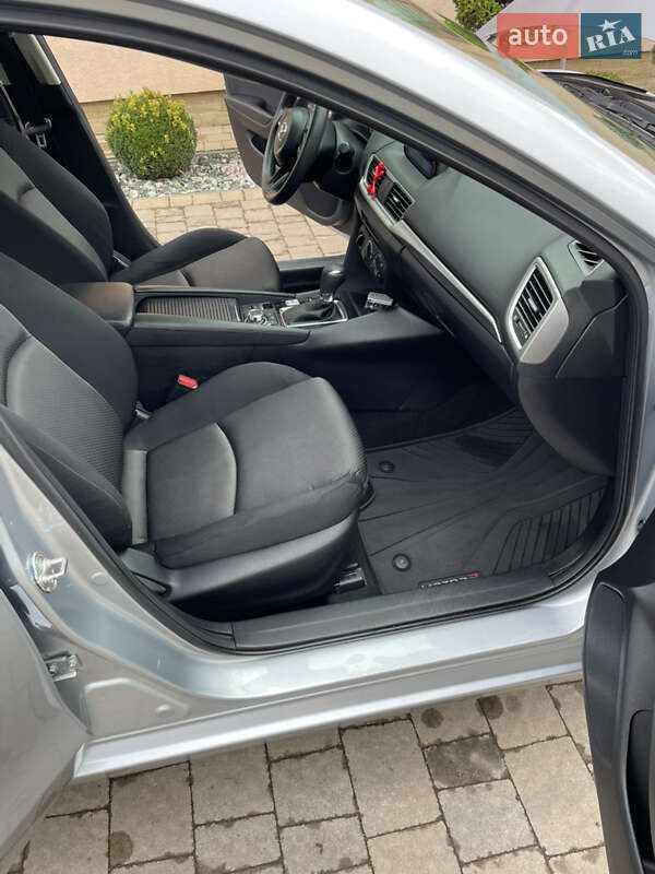 Седан Mazda 3 2016 в Скнилове