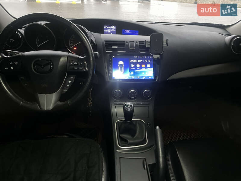 Седан Mazda 3 2011 в Волочиську