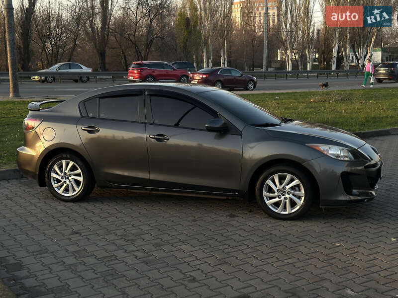 Седан Mazda 3 2013 в Дніпрі