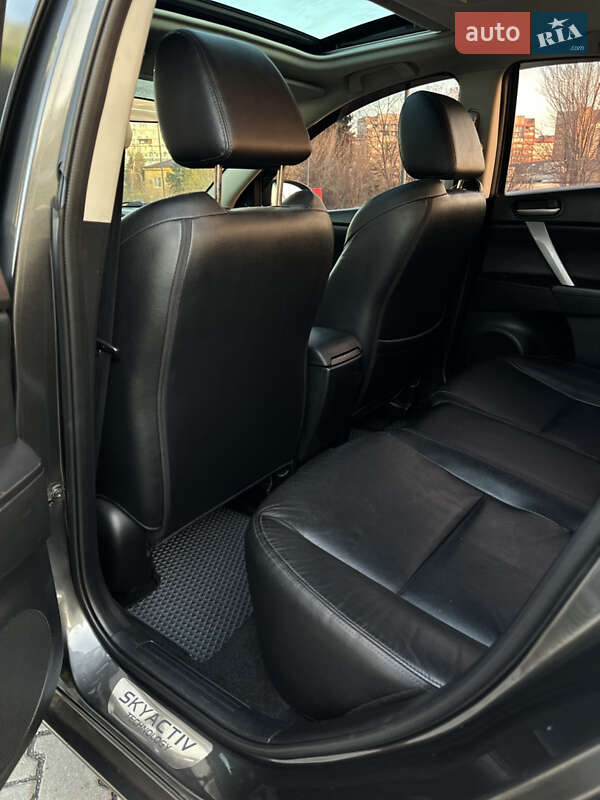 Седан Mazda 3 2013 в Дніпрі