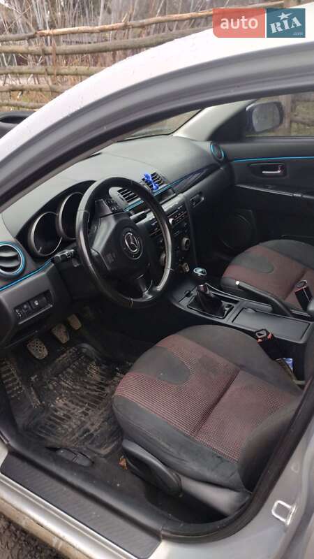 Седан Mazda 3 2005 в Староконстантинове