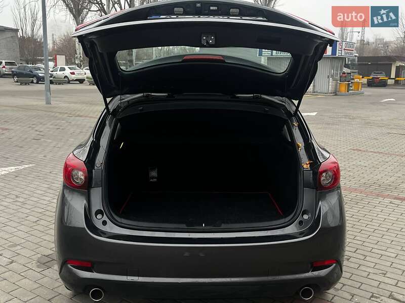 Седан Mazda 3 2017 в Днепре