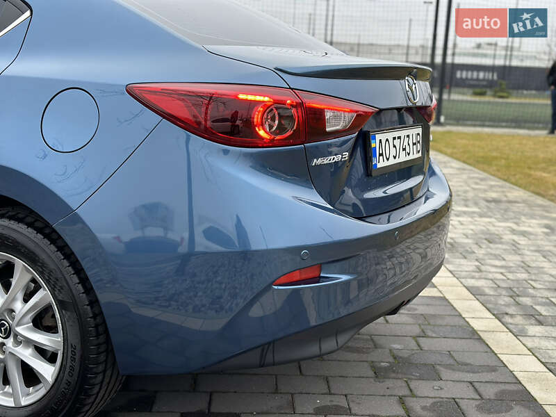 Седан Mazda 3 2017 в Мукачево