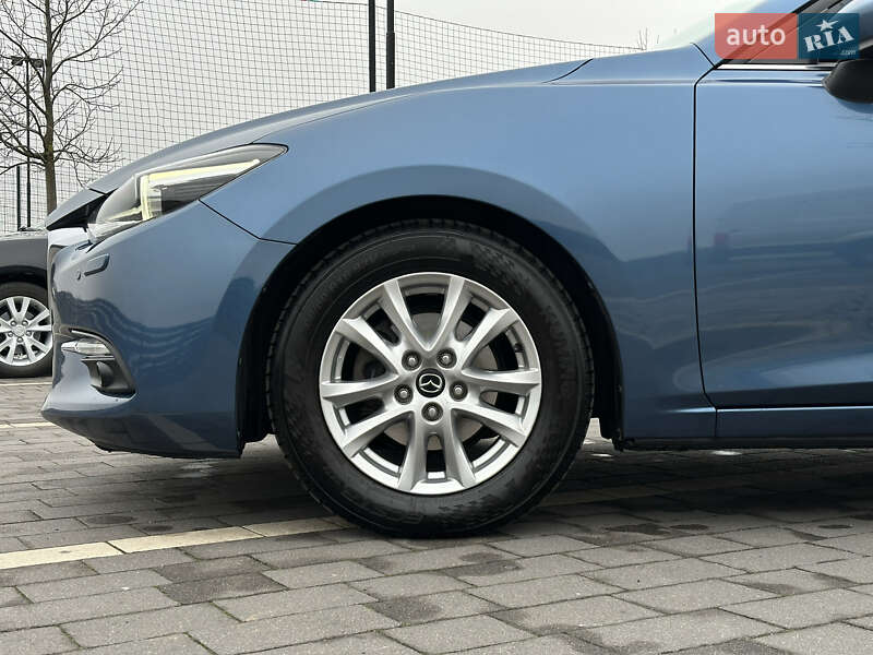 Седан Mazda 3 2017 в Мукачево