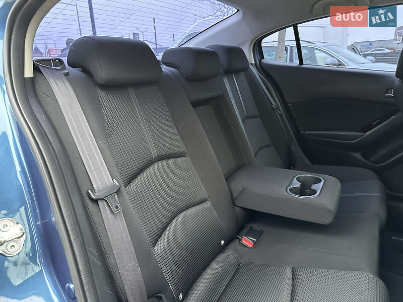 Седан Mazda 3 2017 в Мукачево