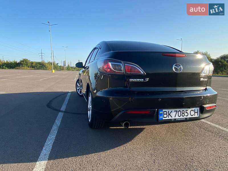 Седан Mazda 3 2010 в Ровно