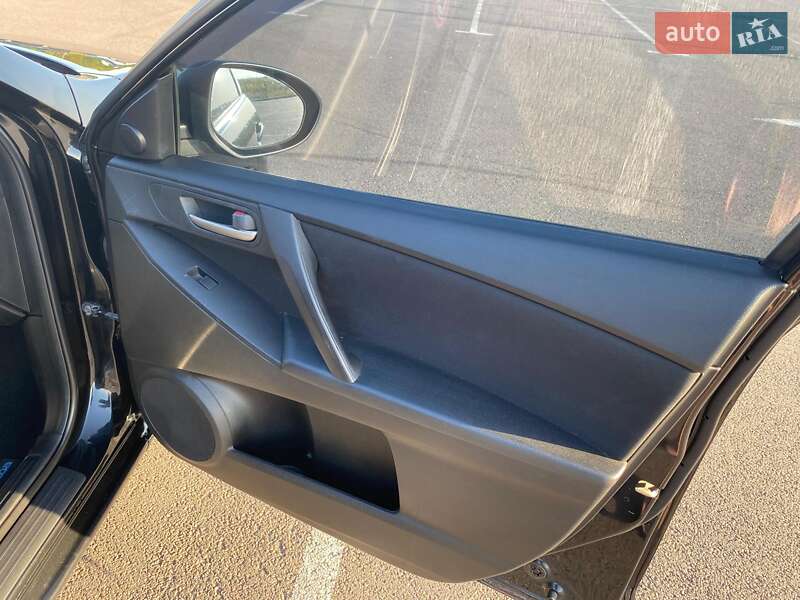 Седан Mazda 3 2010 в Ровно