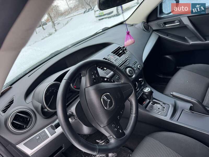 Седан Mazda 3 2013 в Прилуках