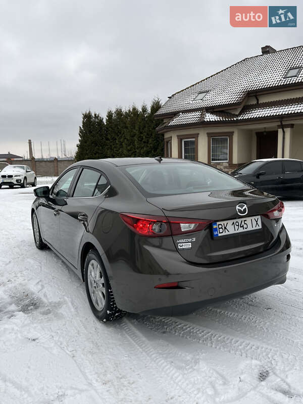 Седан Mazda 3 2016 в Ровно