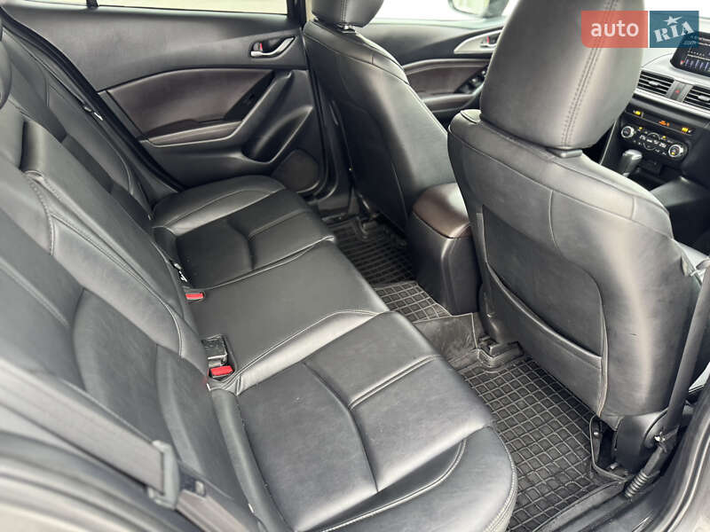 Седан Mazda 3 2018 в Днепре