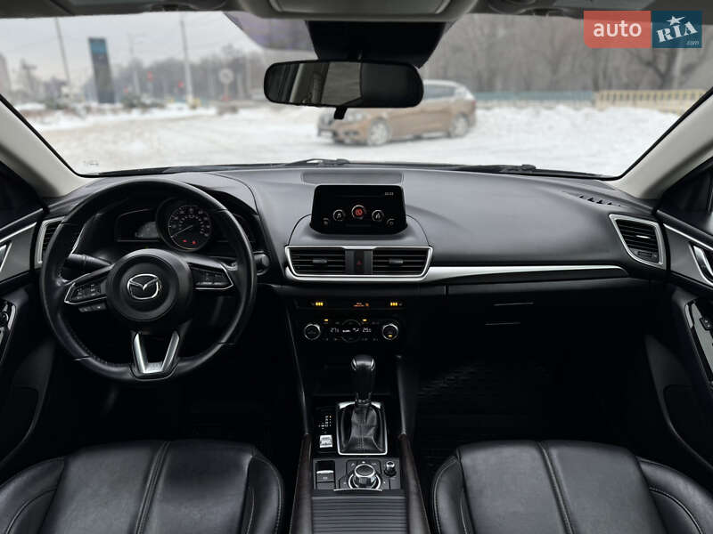 Седан Mazda 3 2018 в Днепре