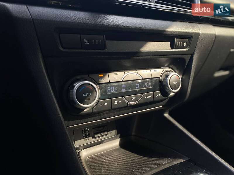 Седан Mazda 3 2014 в Киеве