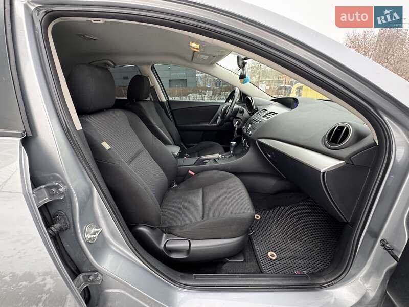 Седан Mazda 3 2012 в Дніпрі