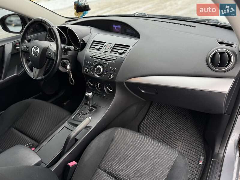 Седан Mazda 3 2012 в Дніпрі