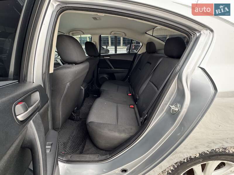 Седан Mazda 3 2012 в Дніпрі