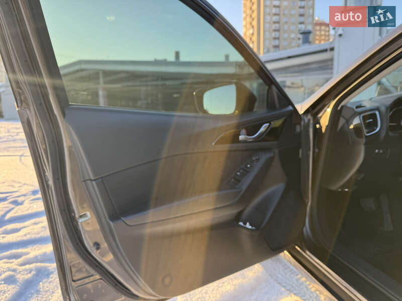 Седан Mazda 3 2016 в Киеве