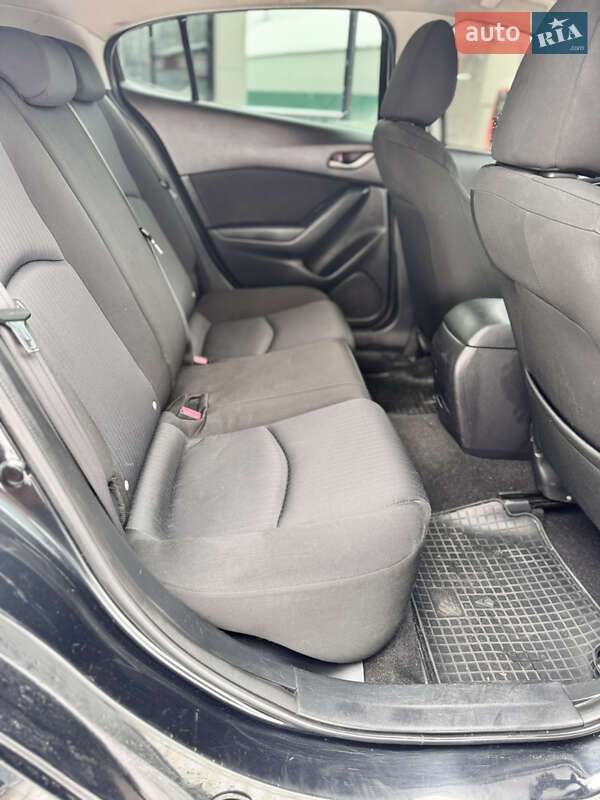 Хетчбек Mazda 3 2015 в Чернівцях