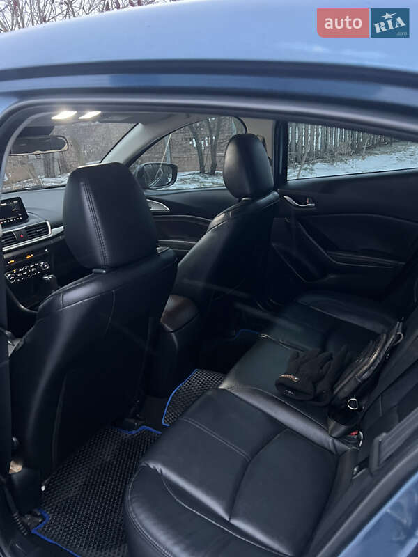 Седан Mazda 3 2016 в Павлограде
