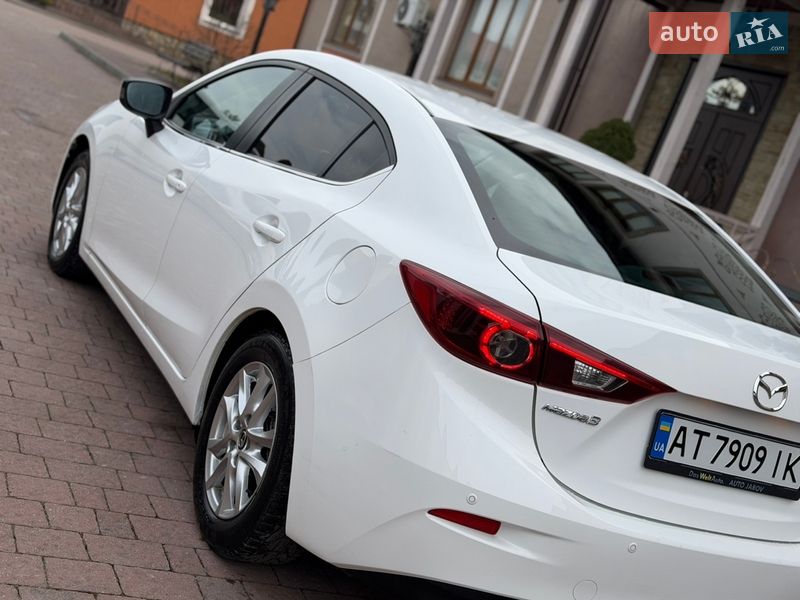 Седан Mazda 3 2014 в Стрию