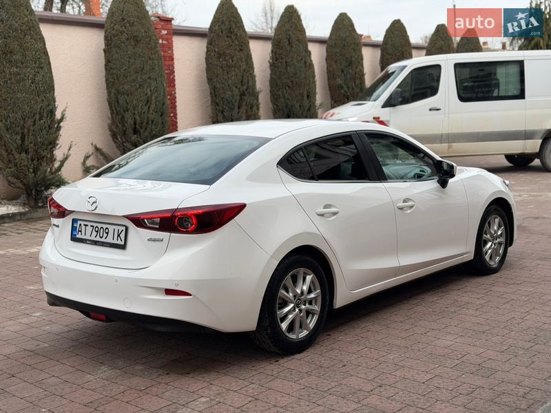 Седан Mazda 3 2014 в Стрию