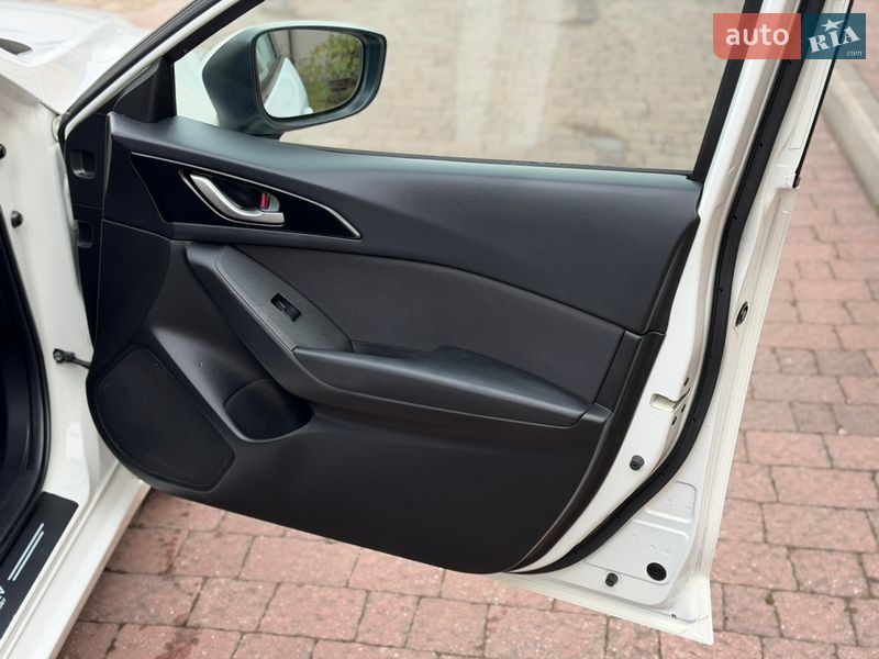 Седан Mazda 3 2014 в Стрию