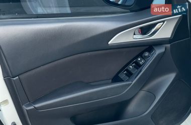 Седан Mazda 3 2017 в Киеве