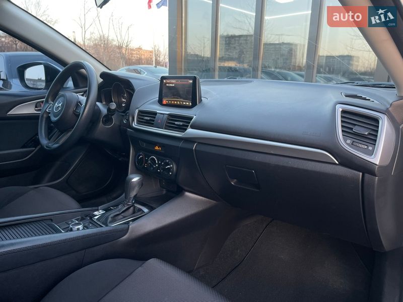 Седан Mazda 3 2017 в Киеве