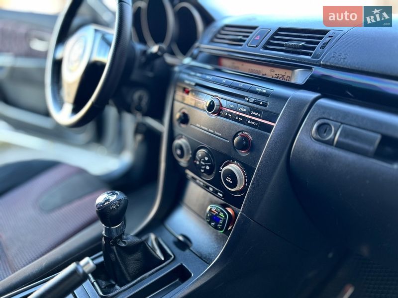 Седан Mazda 3 2004 в Полонному
