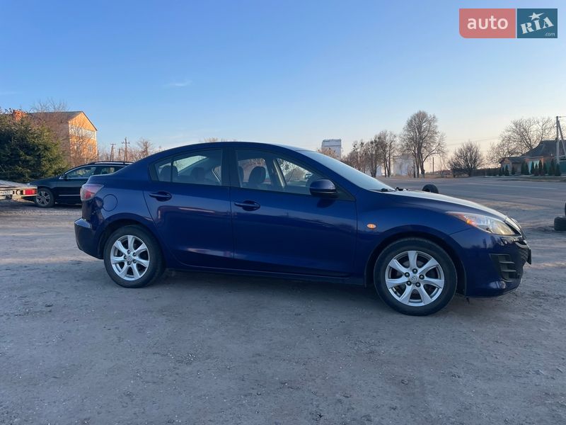 Седан Mazda 3 2009 в Ромнах