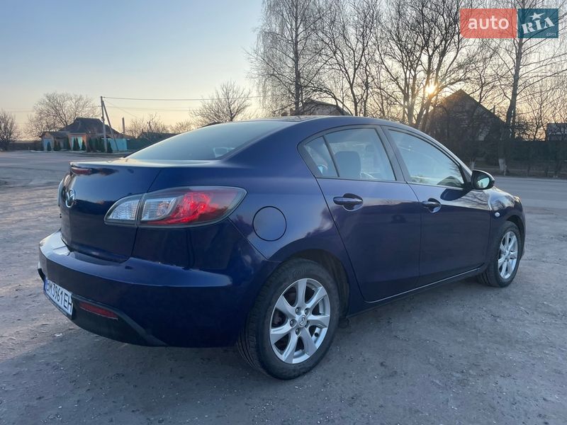 Седан Mazda 3 2009 в Ромнах