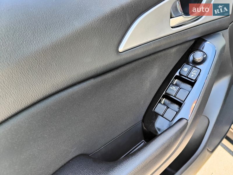 Седан Mazda 3 2017 в Киеве